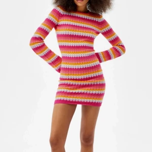 Slutsåld klänning - Den populära slutsålda klänningen från bershka. Så fin med öppen rygg men har inte kommit till användning hos mig. 