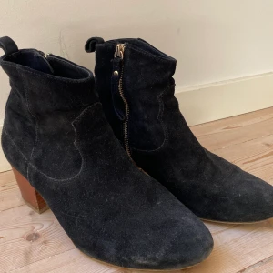 Cowboy boots & Other Stories - Cowboy ankelboots i mocka från & Other Stories i storlek 40. Använda men i bra skick. Lite slitage på klacken samt mockan behöver borstas. Väldigt bekväma! Nypris ca 1300 kr. 