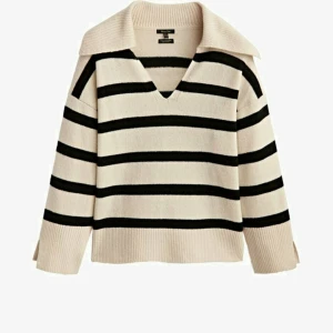 Trendig stickad tröja - Stickad tröja från Massimo Dutti. Nyköpt och endast använd vid ett tillfälle. Köparen står för frakten alternativt mötas i Stockholm.  Nypris 999 sek.  Oversize M