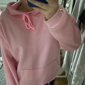 Hoddie  - säljer denna rosa hoddien från shein. Bara använd ett fåtal gånger, ganska tunt material men supersöt ändå ❤️‍🔥