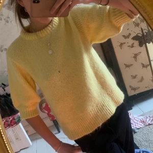 Kortärmad stickad tröja - Säljer påriktigt den snyggaste tröjan nånsin 😍