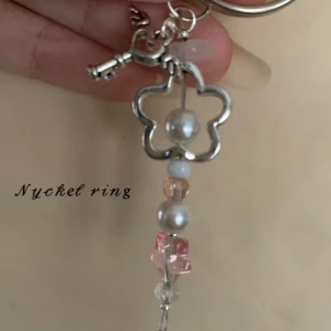 mae : Belle. nyckelring - Jätte gullig nyckel ring, kan också användas till annat <3 såld men jag kan göra en till(sista bilden är exemplar) Pris bestämmer vi tillsammans +frakt Vill du ha en gullig satin påse blir det typ 4kr extra. Du kan se påsen på första kollektion inlägget 💗