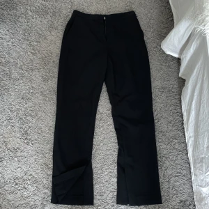 Kostymbyxa med slits - Svart kostymbyxa med slits, fin passform och skönt material! Använda sparsamt