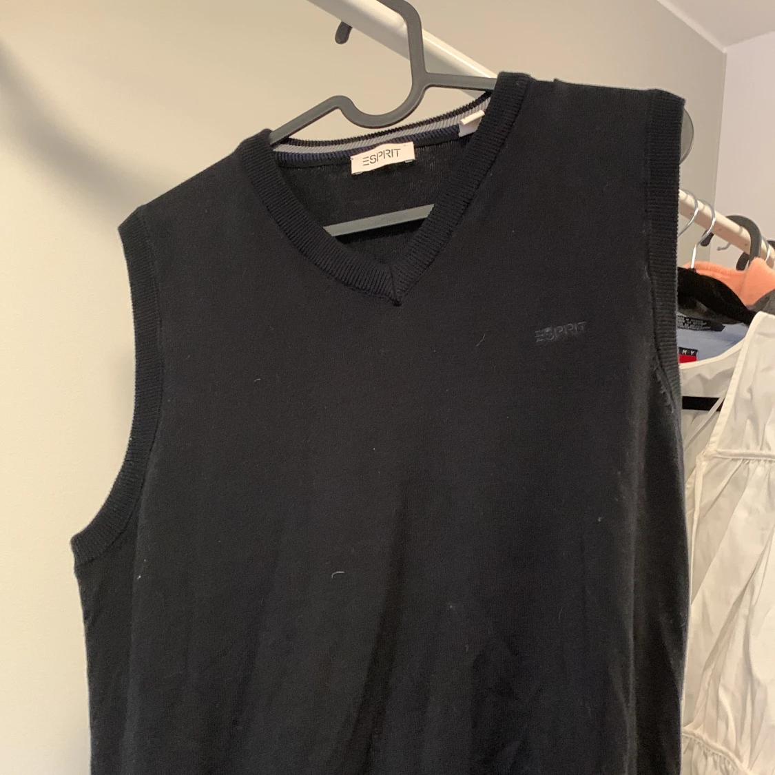 Stickad väst  från Esprit - 90