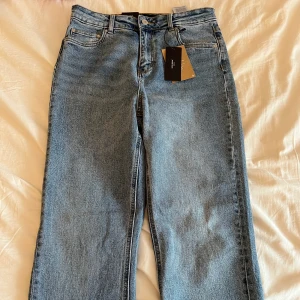 Helt nya jeans från Vero Moda storlek 30/32 - Helt nya ljusblåa jeans från vero Moda i storlek 30/32