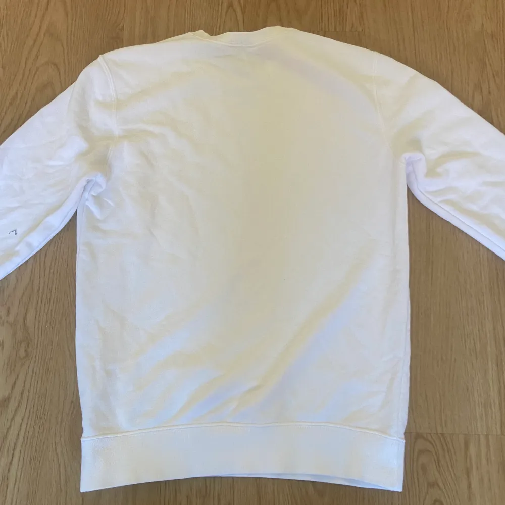 En vit champion sweatshirt, Den är använd några få gånger för länge sen. Den har inga skador och är i bra skick! . Tröjor & Koftor.