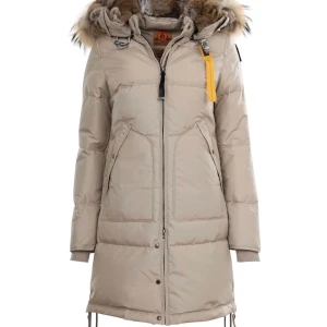 Parajumper longbear  - Sitter superfint och är verkligen den skönaste jackan, men jag har köpt en ny och har ingen användning av denna längre.  Den är i storlek S och i väldigt bra skick, det enda som är problemet är att själva dragkedja handtaget eller vad man ska säga är av m