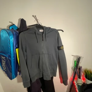 Stone Island - Stone island zip hoodie i grön  Storlek Small Cond 8/10 Köp nu 800 Fraktar direkt 