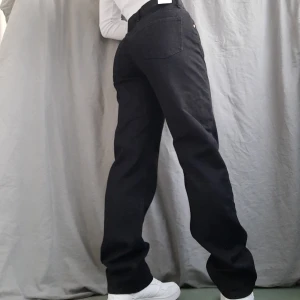 Gina Tricot Jeans - Säljer ett par superfina jeans från gina, de är helt nya med prislappen kvar. Byxorna är lite långa på mig som är 169cm men de släpar inte i marken med skor.  Fri frakt! Hör av dig vid intresse!!