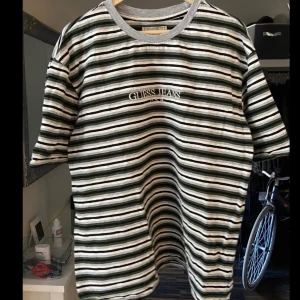 Guess T-shirt L - Guess t-shirt i storlek L, oversized Bra skick!