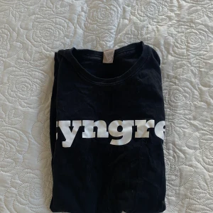 Tyngre  - Tshirt från Tyngre. Stl L dammodell men sitter som en S. Liten i storleken. 