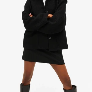 MONKI Kappa  - En ny trendig MONKI Kappa i storlek S lite oversized 💛orginal pris 600kr 