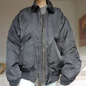 Vintage bomberjacka - Oversized bomber jacka köpt på second hand (därav priset) i superfint skick. Storleken är XXXXL och jag är en XS. Först till kvarn. 
