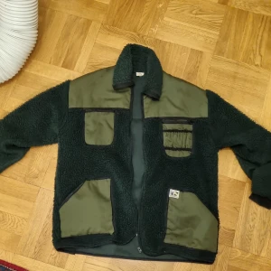 Fleece jacka - Riktigt fet fleece jack bra för hösten, Den är vintage men är i toppskick. Du som köper får ett paket kyckling nudlar med jackan
