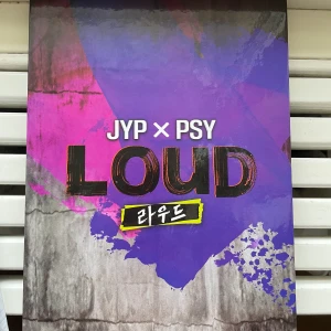 JYP PSY Loud album  - Ett album från survival showen ”Loud” som debut gruppen är TNX och en uppkommande grupp från JYPE. Köpt för 365kr. Vid frågor hör av dig 💗
