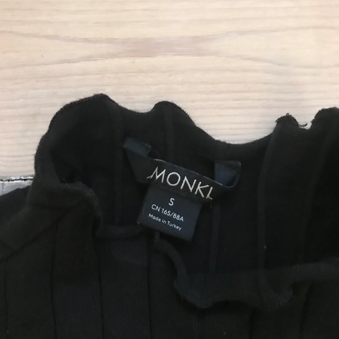 Svart ribbad kort polo från Monki - 91