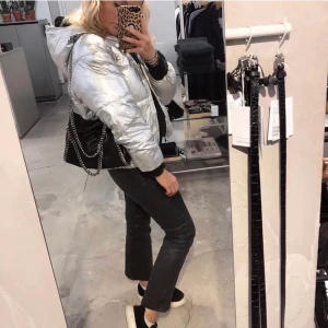 Svarta skinnimiterade jeans - Svarta skinnimiterade croppade bootcut jeans, strl 36