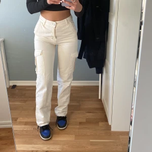 Cargo off white - Säljer min cargo pants som är i en bra skick