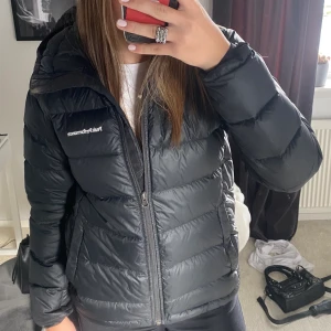 peak jacka  - Superfin peak Svart jacka som är perfekt nu till höst/vintern. Använt den en vinter så i fint skick💗Nypris 3999kr, Tar bort sminkfläken inna jag postar!