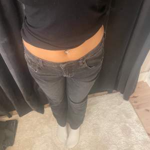 Säljer dessa pull&bear jeans i storlek 40, väldig små i storleken, bra skick, pris kan diskuteras, kan mötas i Stockholm eller frakta🤍