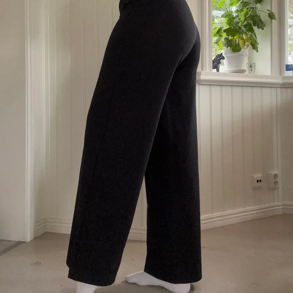 Fina svarta byxor från Gina Tricot i storlek S med raka ben. Använda och det finns några få noppor men inte alls mycket. . Jeans & Byxor.