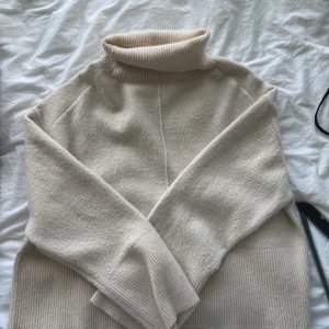 Stickad tröja - Så fin och gullig stickad tröja från other stories, jätte bra skick då den är sparsamt använd. Storlek M. Minns inte exakt hur mycket jag köpte den för men mer än 1000kr.