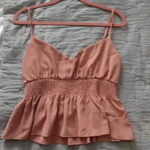 Söt topp från Shein - Här är en oanvänd söt topp från Shein, bra material, inte genomskinlig.  Sälj pga att jag inte använt den!