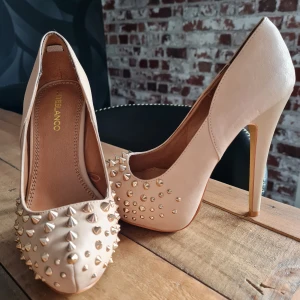Spike Pumps - Pumps med guld spikes.