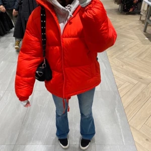 H&Ms populära vinterjacka - Säljer nu denna skitsnygga vinterjackan från H&M som är helt slutsåld, endast använd 2 gånger och ser ut som helt ny! Säljer pågrund av att den inte kommer till användning ✨ 