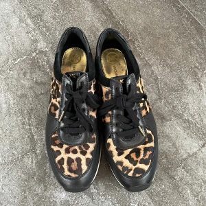 Michael Kors skor - Michael kors skor i storlek 38/39 Passar bra på mig som pendlar mellan 38-39.  Väldigt bra skick då dem nästintill bara är använda nån gång.  Nypris 1700kr