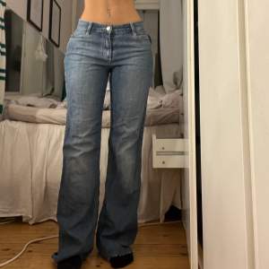Lågmidjade baggy jeans. Har sytt in i midjan (se andra bilden). Lite långa på mig som är 165 ❤️83cm innerbenet och 78cm i midjan❤️