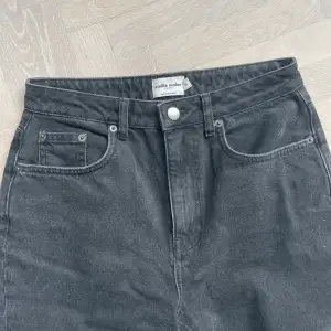 Midwaist Jeans från Nakd, kollektion av Emilie Malou❤️ storlek 34!  Slits nertill