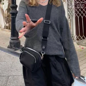 Axelremsväska  - Svart liten axelremsväska med silver detaljer💕💕💕