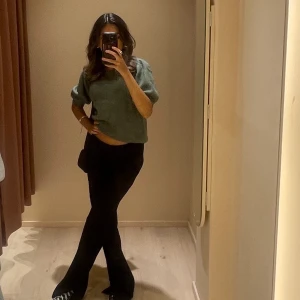 Grön stickad tisha - En jättefin grön fluffig topp/tisha från veromoda som trendar nu💕💕 storlek xs men sitter som s, använd 3 gånger