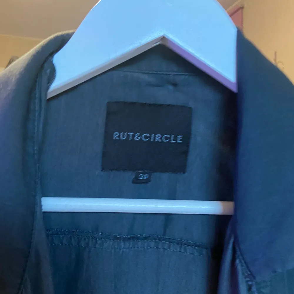 Tunn jacka i grå färg från Rut&Circle i strl 38. Köpt för några år sedan, använt men i gott skick. Väldigt fint och passar med allt.  Köparen står för frakt :). Jackor.
