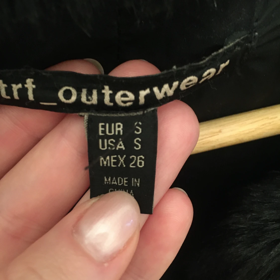 Snygg fuskpälsjacka i svart - 90