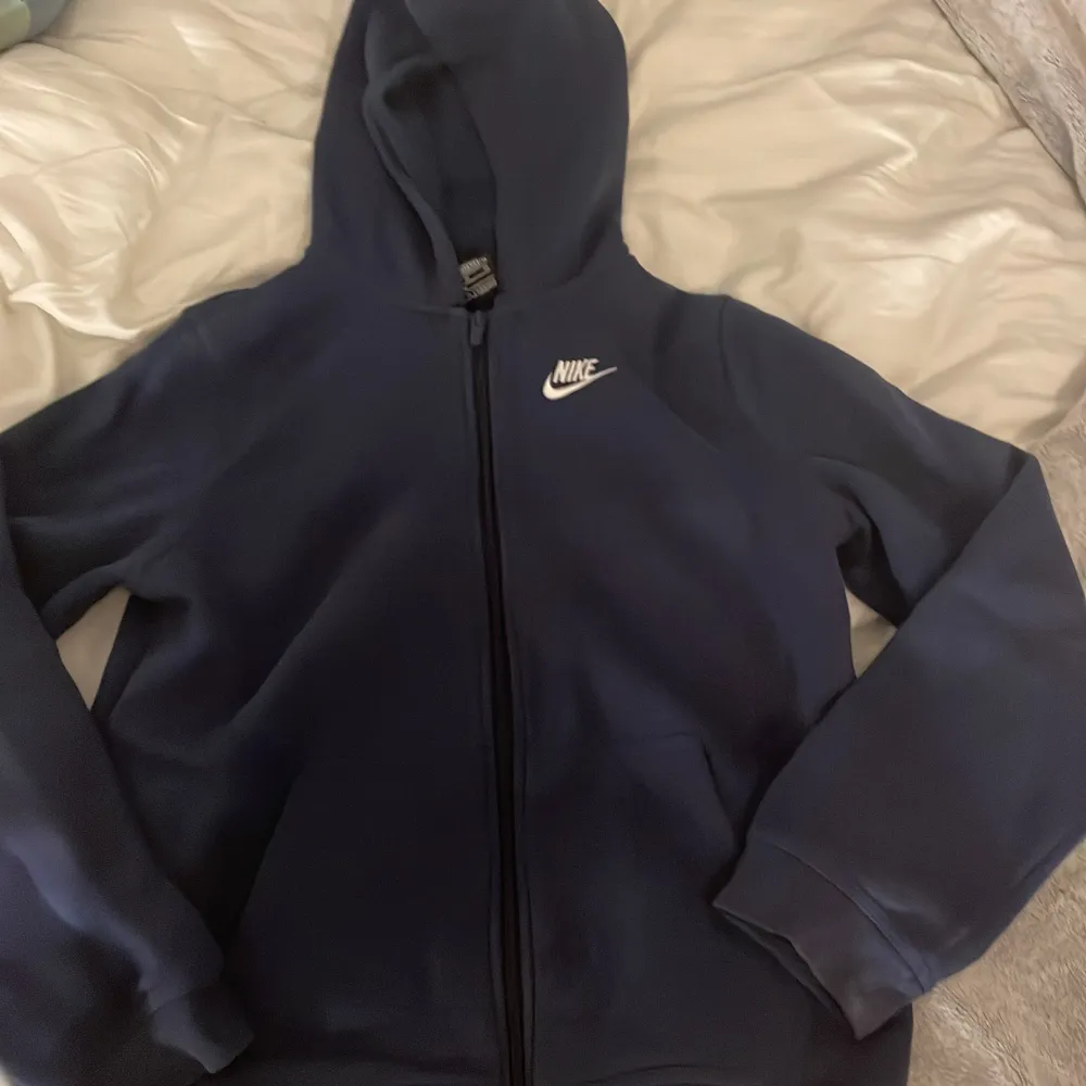 Fin Nike hoodie som nästan inte är använd. Från kidsbrandstore och är i storlek XL barn ( 170) så skulle säga xs-s. Hoodies.