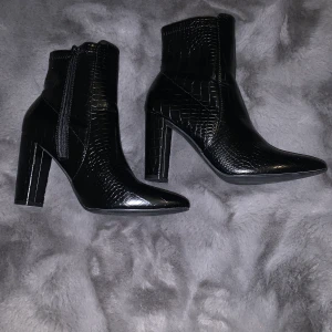 Svarta Högklackade Stövlar 🖤 - Dom är i perfekt skick 😊 köpte de i hopp om att kunna ha dom men är inte bra på att gå i högklackat   🫠köpte de för ett halvår sedan eller lite mer 😊 går att pruta om priset. 