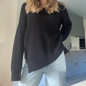 Svart stickad tröja med hål  - Superfin tröja i bra skick å lite u-ringning🌸