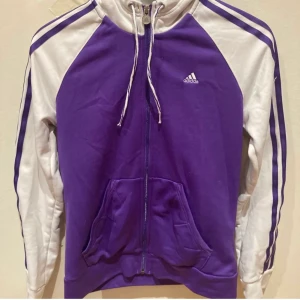 Adidas hoodie - Feeet lila adidas hoodie bra skick