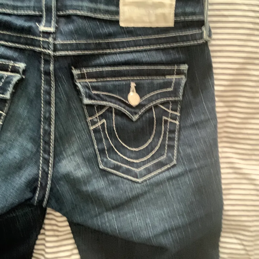 As coola, snygga o äkta true religion jeans, köpta för 700 säljer för 500, i super fint sick!!❤️❤️. Jeans & Byxor.