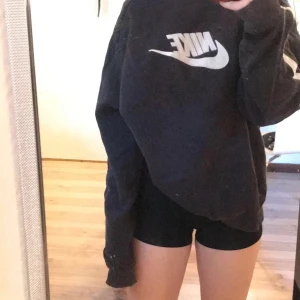 En Nike college tröja❤️ - En Nike tröja som jag säljer då den Inge kommer till andvändning den e lite stor för mig jag sa har st S men den är perfekt och gå runt i hemma❤️🫶🏻💞50 + frakt  Den är svart men kan se lite brun ut i vissa ljus