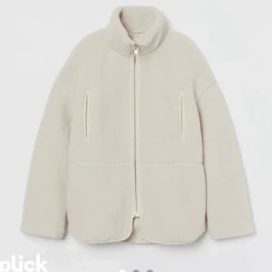 H&M jacka - Jättefin teddy/pile jacka från H&M. Köpt här på plick men jättefint skick! Tyvärr finns inte lappen för storleken kvar. Men skulle gissa storlek XS/S. Egna bilder kan skicka.