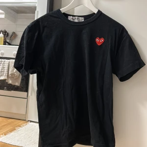 Comme des garcons tee - En comme des garcons tee i storlek L. Sitter bra på mig som har storlek M. Tröjan är i fint skick.