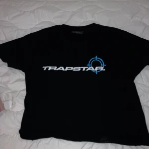 TRAPSTAR DAM T-SHIRT - Säljer mina två trapstar t-shirtar, storlek M på den blommiga och L på den med blå text. 250 per tröja. Pris kan diskuteras vid snabb affär. Finns kvitto om man vill ha det. Kan mötas upp eller posta. 