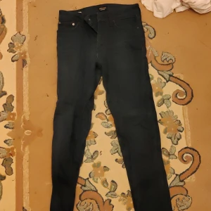 Jeans - Jack & Jones Jeans, Använda 2 ggr men finns ett hål på dem.