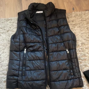 Väst från Mango - En superfin väst från Mango som jag köpte för ett par år sedan, men som jag inte användt på väldigt länge! Den är i fint skick och är perfekt nu till hösten! Ordinarie pris 399kr