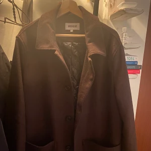 WEEKDAY LONG COAT - Weekday long coat. Använd varsamt. Storlek 52 passar M-L. Nypris 1500 mitt pris 700
