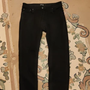 Jeans - Jack & Jones Jeans, finns litet hål i bakfickan och ett lagat hål vid skrevet.