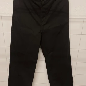 Weekday wideleg (Ross wide trousers)  - Jeans/byxor, bra wida runt skorna. Använda fåtal gånger. Storlek 48 passar mig som har 30 och 32 i midjan. 